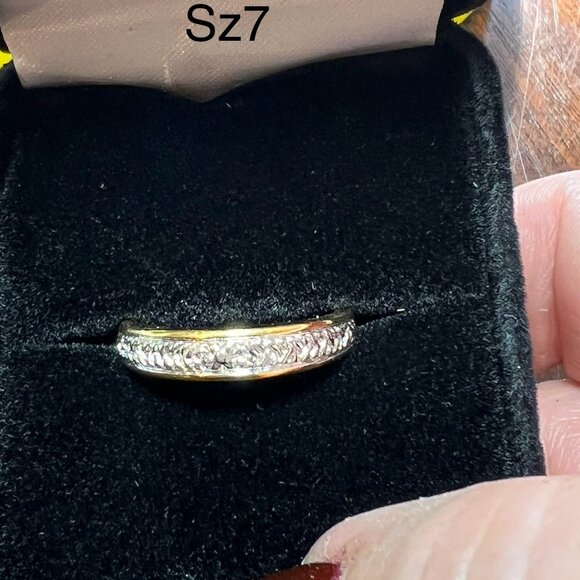 Jewelry - Diamond cut silver ring